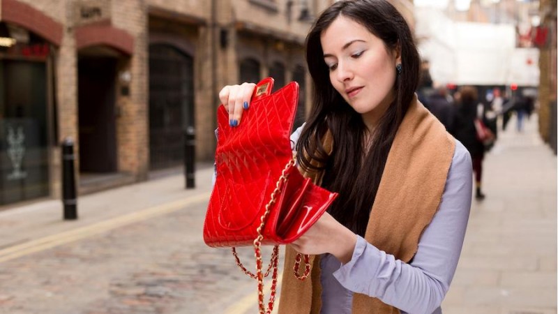 What to do if you lose your wallet while traveling overseas?
